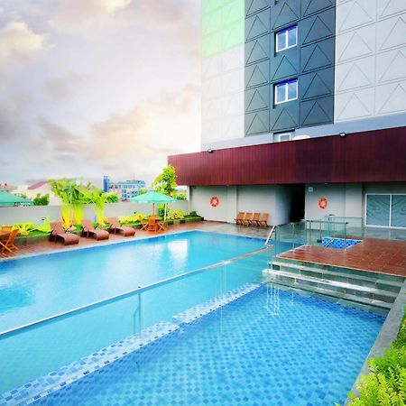 Ayola First Point Hotel Pekanbaru Esterno foto