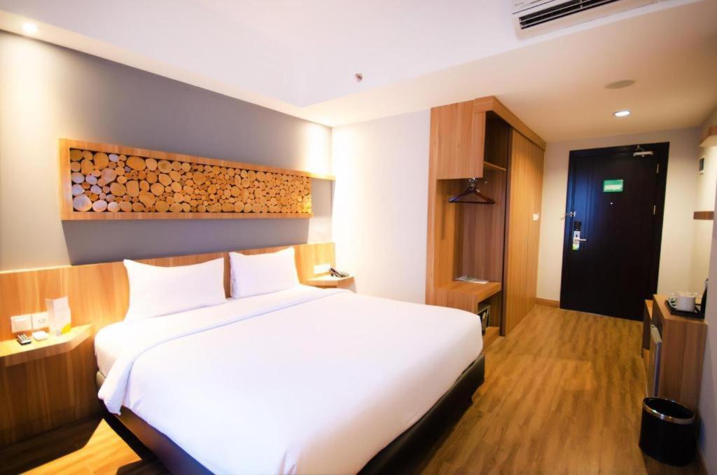 Ayola First Point Hotel Pekanbaru Esterno foto