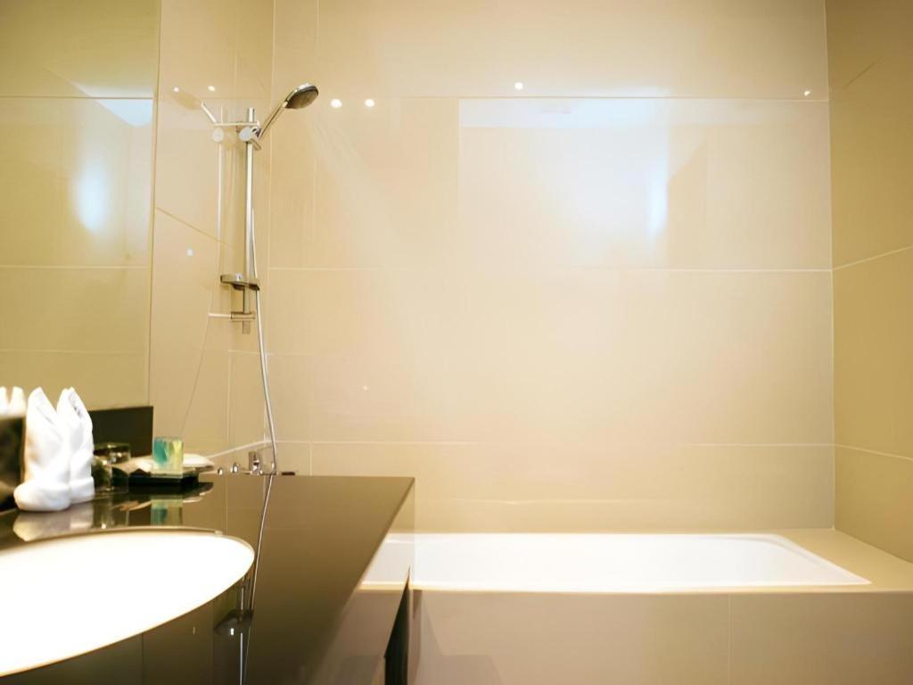 Ayola First Point Hotel Pekanbaru Esterno foto