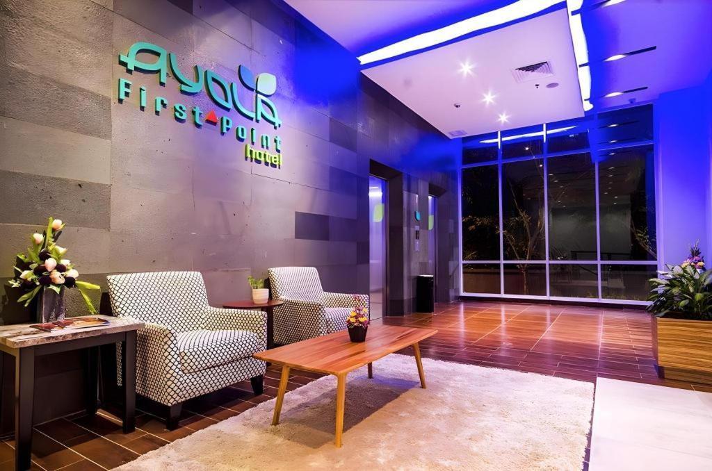 Ayola First Point Hotel Pekanbaru Esterno foto
